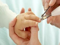 寶寶指甲這樣剪才正確！如何幫初生兒剪指甲？