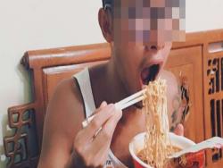 台灣18歲男大生「經常熬夜吃泡麵」結果難忍胃痛去就診，醫生檢查完臉色凝重地對他說…