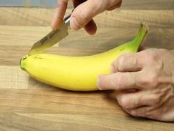 媽媽用刀把香蕉畫一刀放在桌上就說是點心！我覺得她超敷衍！沒想到打開後才發現...媽呀！我要跪下來了！