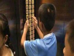 7歲小孩調皮地在電梯裡亂按樓層鍵，媽媽的「懲罰方式」竟然讓乘客最後都笑容滿面地走出電梯！