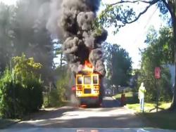 這台放學校車行進時突然冒出火花，整車小學生能幸運下車全仰賴勇敢的女司機！