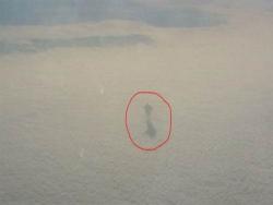 雲上有巨人在行走！飛機乘客放大後嚇傻了！