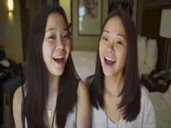 女孩看影片發現「撞臉」，一聊之下才驚覺彼此是失散多年的雙胞胎姊妹！